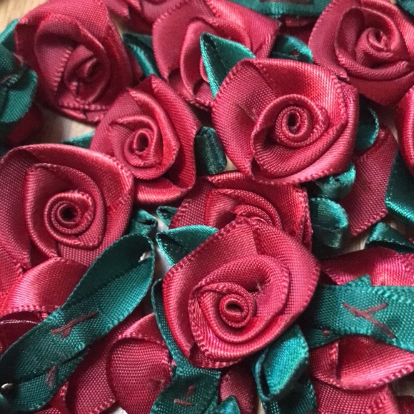 100 deep red ribbon roses New and unused - Picture 5 of 5